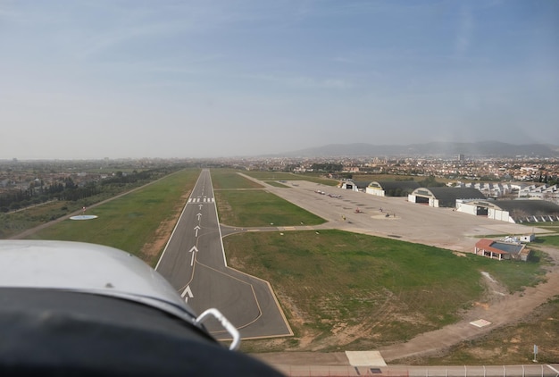 Foto de archivo de las vistas desde la ventana de un avión ligero durante el despegue.