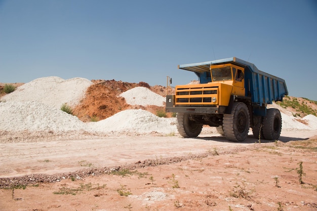 Foto área industrial para cavar uma pedreira para mineração de areia na natureza