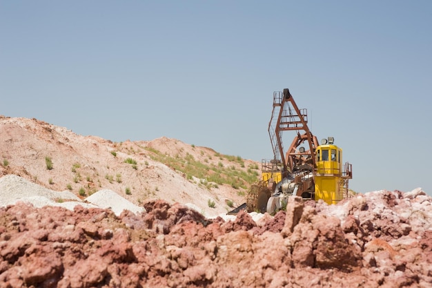 Foto área industrial para cavar uma pedreira para mineração de areia na natureza