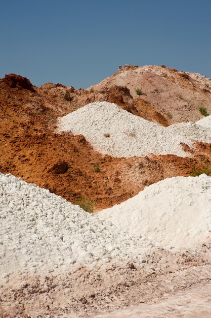 Foto área industrial para cavar uma pedreira para mineração de areia na natureza