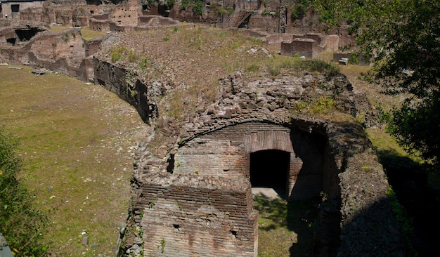 Foto de arquitectura antigua en Roma contra el cielo despejado