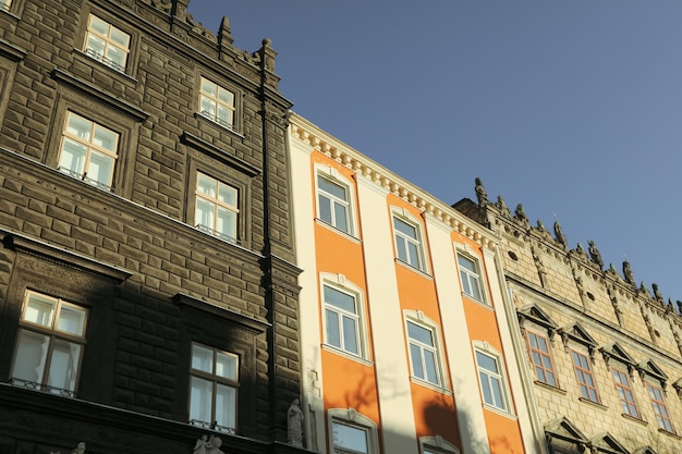 Foto de la arquitectura de Lviv en un hermoso día de otoño