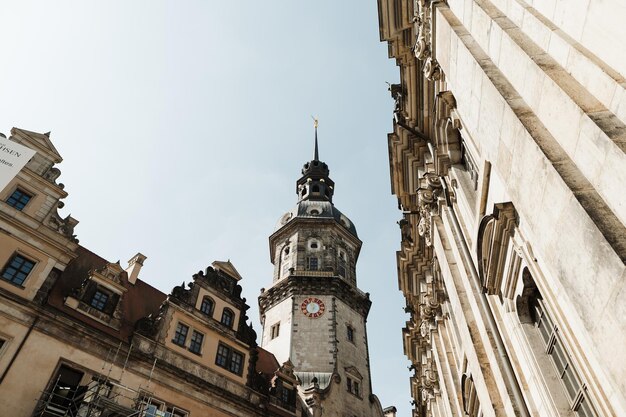 Foto arquitetônica torre hausmannsturm e catedral católica de dresden