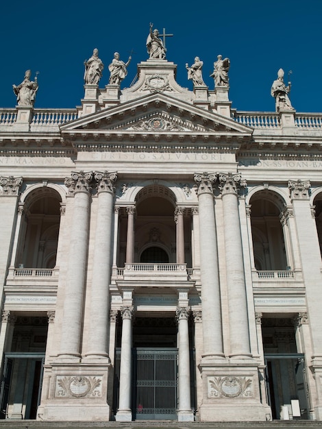 Foto arquitetura edifício em Roma contra o céu claro