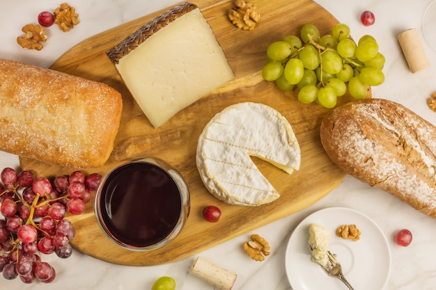 Una foto de arriba de una copa de vino tinto con queso