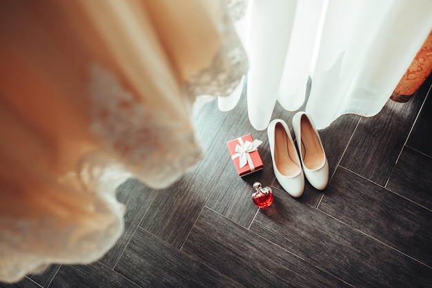 Foto de arriba detalles de la mujer ropa accesorios mañana de la novia zapatos de tacón perfume