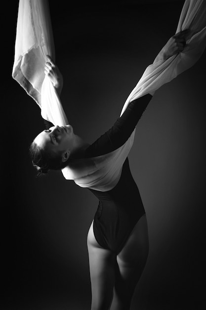 Foto artística de una gimnasta. En blanco y negro