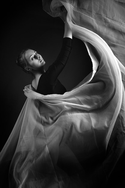 Foto artística de una gimnasta. En blanco y negro