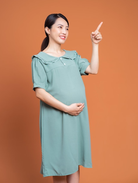 foto, de, asiático, mujer embarazada, en, plano de fondo