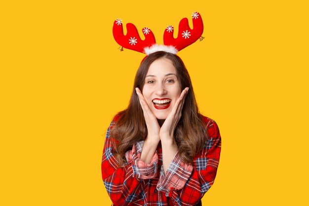 Foto de asombrada joven celebrando la Navidad