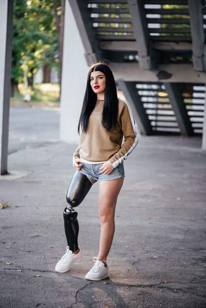 Foto de atlética discapacitada en ropa deportiva con pierna protésica.