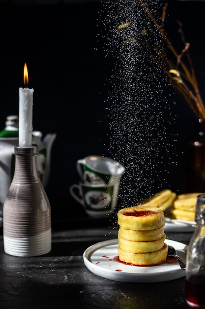 Foto atmosférica de tartas de queso para el desayuno.