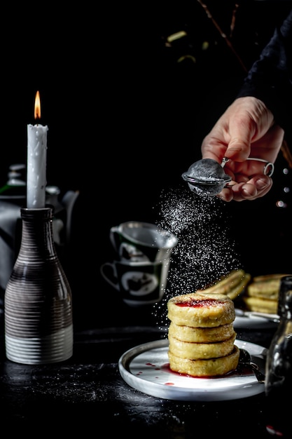 Foto atmosférica de tartas de queso para el desayuno.