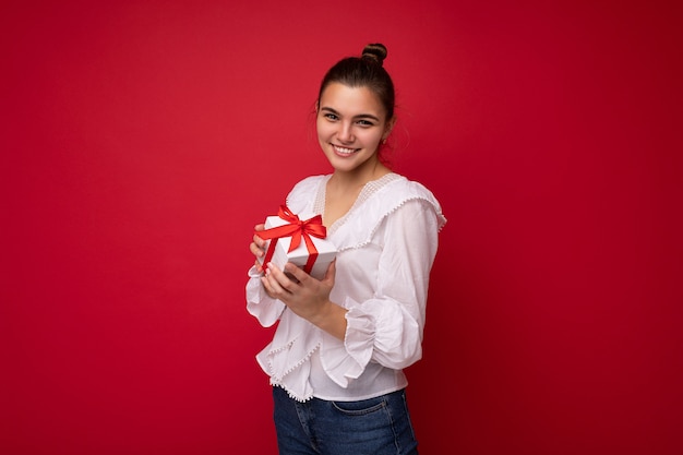 Foto foto de atractiva joven morena sonriente positiva