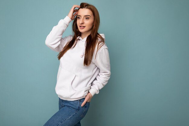 Foto de atractivo lindo feliz emocional joven poising aislado en la pared de fondo con gratis