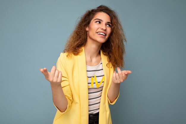 Foto de atractivo lindo feliz emocional joven poising aislado en la pared de fondo con gratis