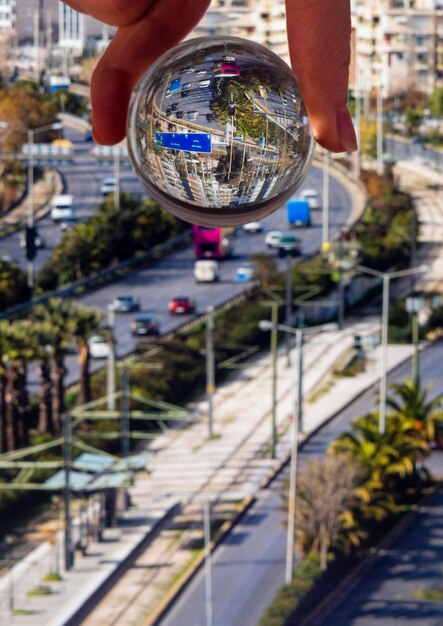 Foto foto através de uma bola de vidro em uma vista superior da casa e a arquitetura urbana de atenas grécia