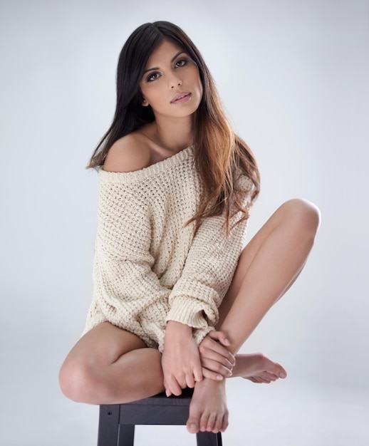 Foto de Aunatural Studio de una hermosa joven morena sentada en un taburete