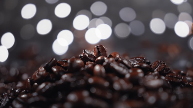 Foto aus der Nähe von Kaffeebohnen mit Bokeh-Hintergrund