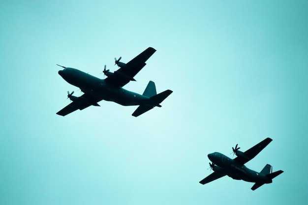 Foto foto de un avión militar en el aire