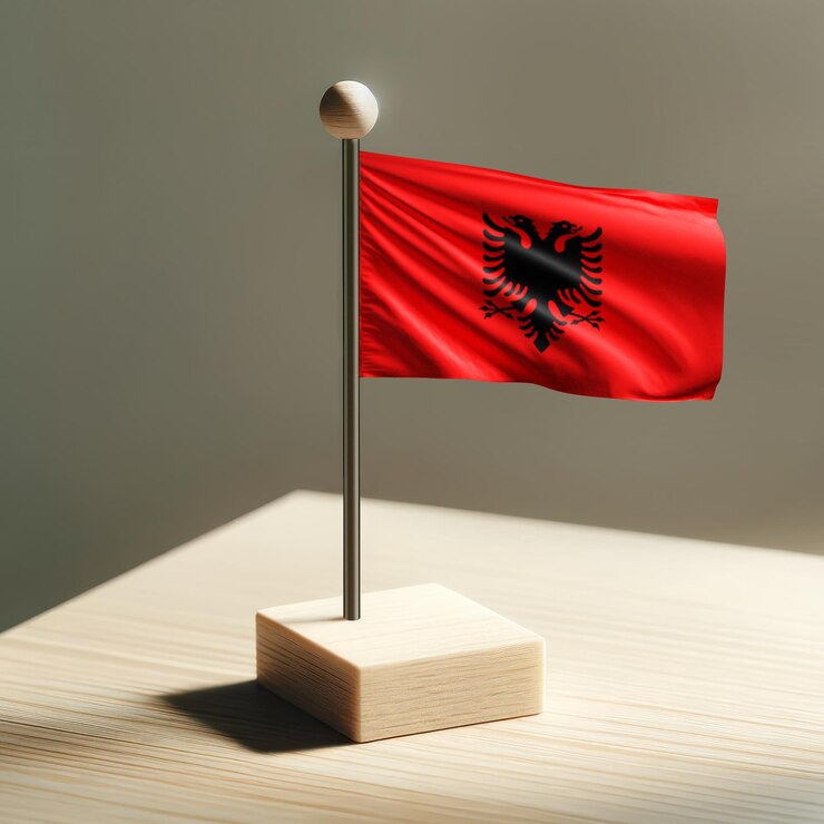 Foto de la bandera nacional de Albania en un pequeño escritorio de madera
