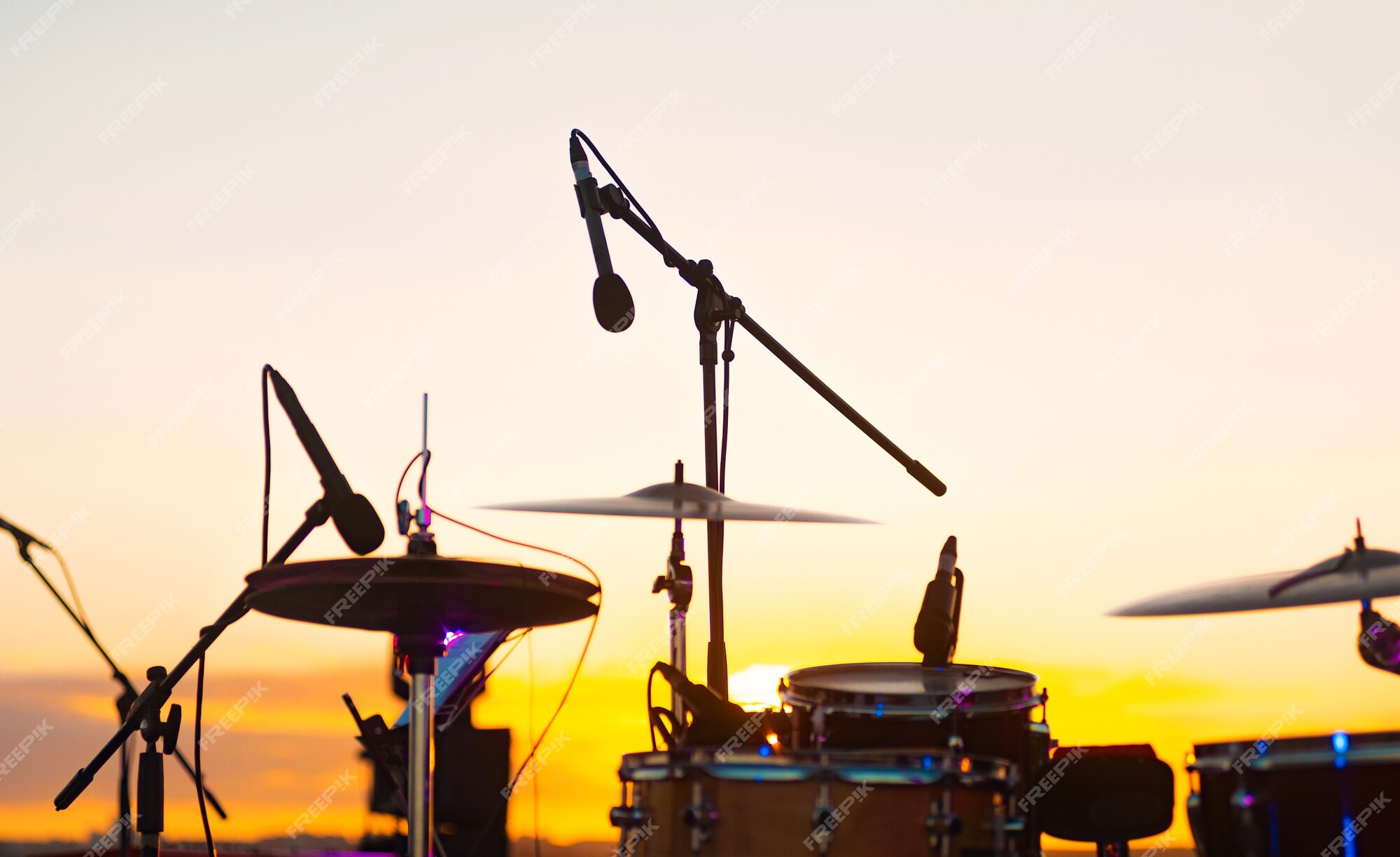 Foto de batería con micrófono profesional para sesiones en vivo al aire libre. | Foto Premium Foto de batería con micrófono profesional para sesiones en vivo al aire libre. | Foto Premium