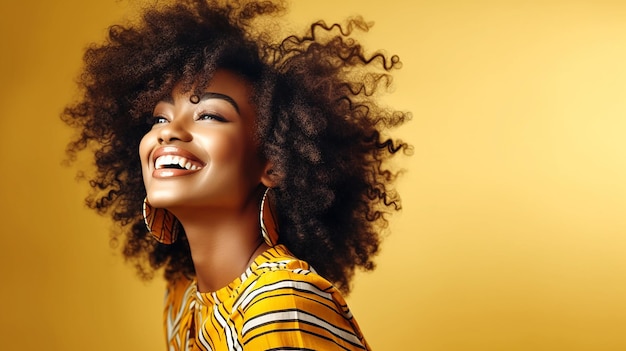 Foto beleza afro com um sorriso no rosto