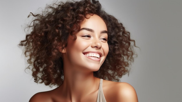 Foto belleza afro con una sonrisa en su rostro