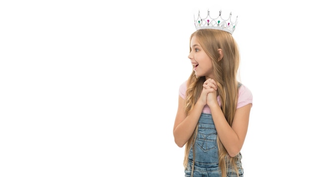 Foto de belleza de niña adolescente en corona de niña belleza niña adolescente en corona de niña con espacio de copia