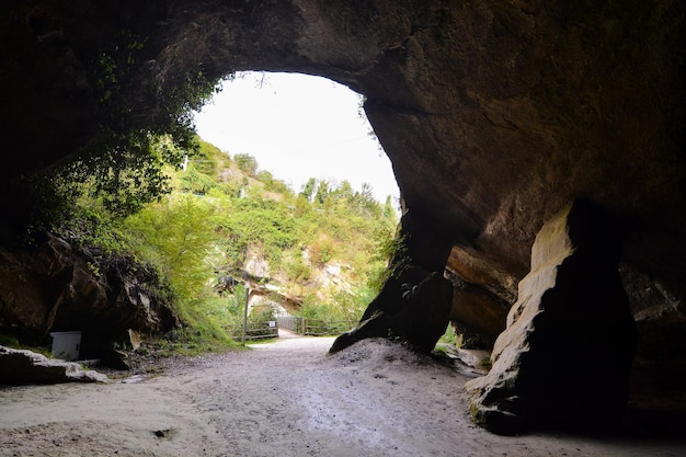 Foto Bild vom Eingang zur Höhle