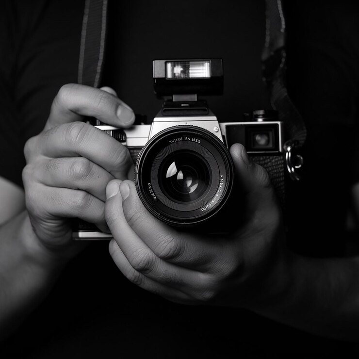 una foto en blanco y negro de una cámara con la palabra lente en ella