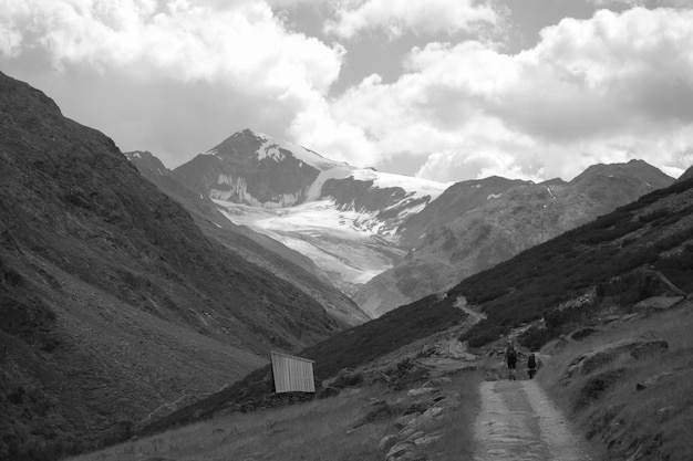 una foto en blanco y negro de una carretera con un letrero que dice nieve