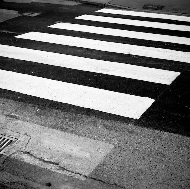 Foto en blanco y negro de carril peatonal.