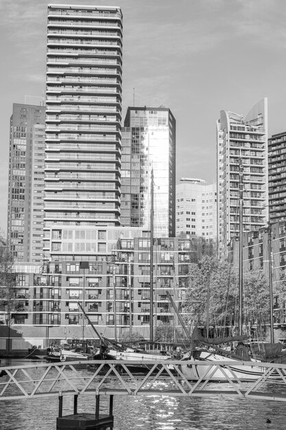 una foto en blanco y negro de una ciudad con muchos barcos en ella