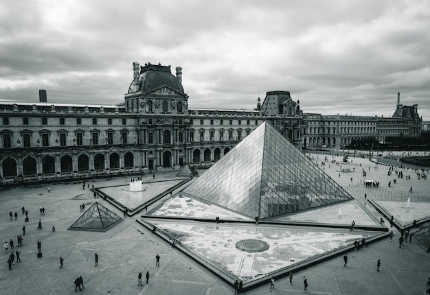 una foto en blanco y negro de un edificio con una pirámide en el medio