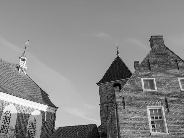 Foto una foto en blanco y negro de un edificio con un reloj en la parte superior