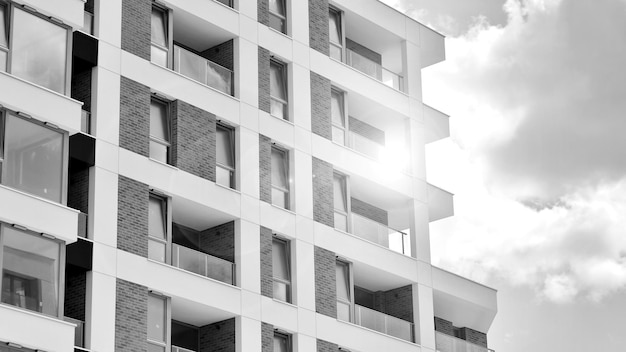 una foto en blanco y negro de un edificio con el sol brillando a través de las ventanas.