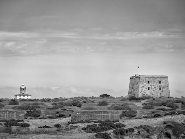 Una foto en blanco y negro de un faro y un faro.