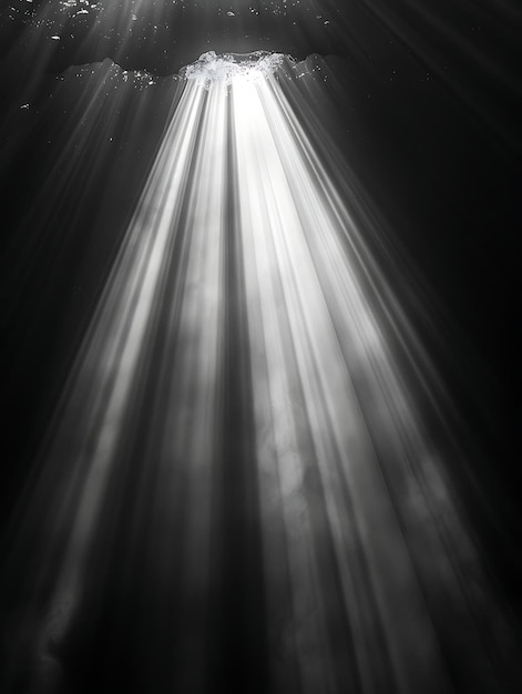 una foto en blanco y negro de una luz que brilla a través de una ventana