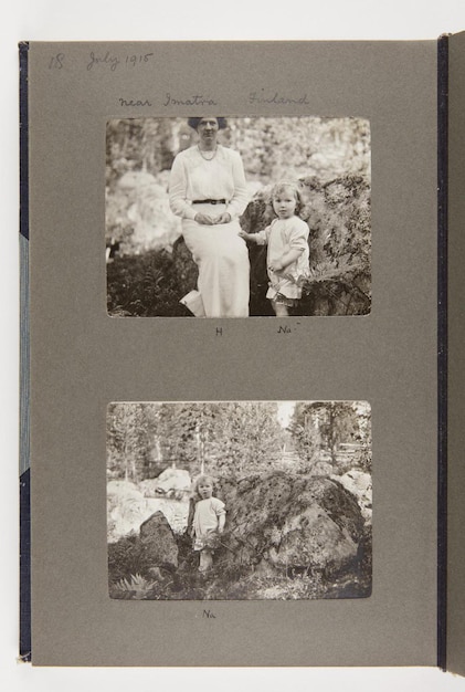 una foto en blanco y negro de una mujer y un niño con un sombrero