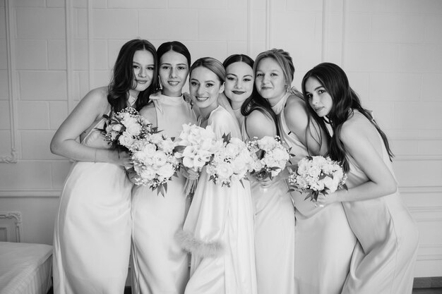 Foto una foto en blanco y negro de una novia y sus damas de honor