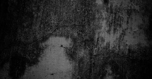 Una foto en blanco y negro de una pared con el pie de una persona sobre ella.