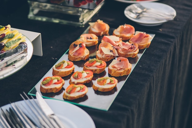 Foto de bocadillos en una mesa de banquete buffet platos de bocadillos fríos