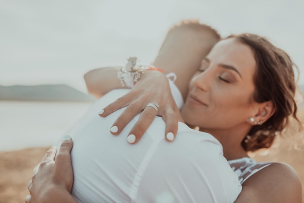 Foto de boda. Una joven pareja casada divirtiéndose y bailando junto a un gran lago. Enfoque selectivo. foto de alta calidad