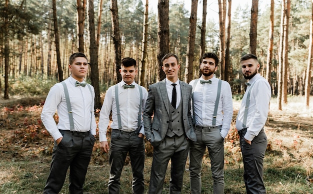 foto de boda de un novio con sus maravillosos amigos