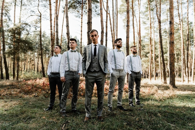 foto de boda de un novio con sus maravillosos amigos