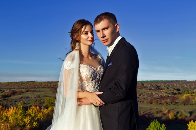 Foto de boda de una pareja en las montañas