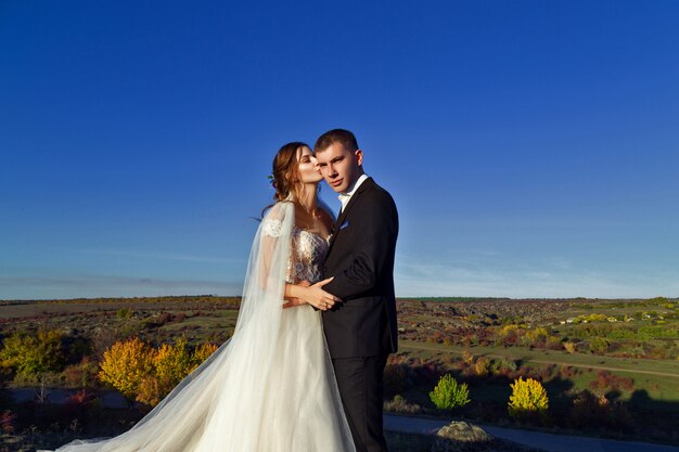 Foto de boda de una pareja en las montañas