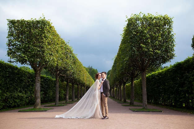 Foto de boda de recién casados en el jardín