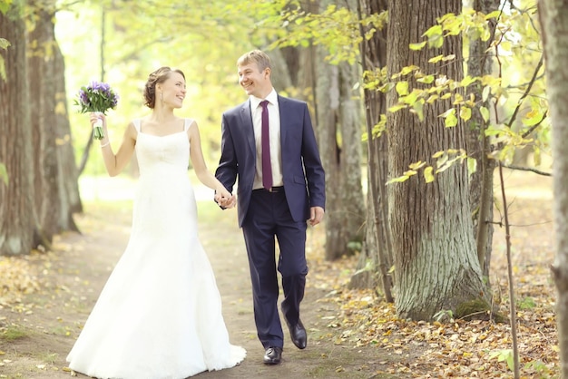 foto de boda de verano de la novia y el novio